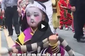 广东普宁，6岁萌娃耍大蛇奶凶奶凶跳英歌舞，网友：被有板有眼的萌娃圈粉了图片