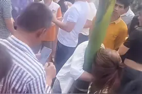 海南女子冒充亲友混进喜宴，偷窃礼金被抓包，遭村民群殴后刑拘图片