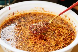 这才是油泼辣子的正确做法，辣椒油红亮香辣味道正，配方记得收藏图片