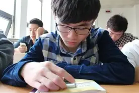 高校男生上课“刷美女”，结果本尊就坐在后排，评论区“亮了”图片