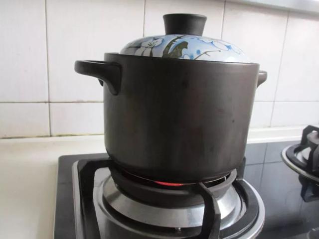 花胶海参冬菇煲鸡汤的功效 花胶海参冬菇煲鸡汤的功效与禁忌