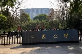 女明星勇闯相亲角，却因没本地户口被“摆摊”的父母怼了图片