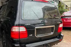 小心！柬埔寨金边有人偷车牌图片