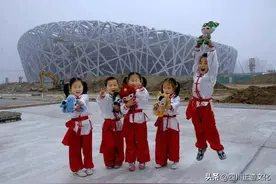 中国首例5胞胎长大了，父亲劳累过世，现状曝光经历让人唏嘘图片