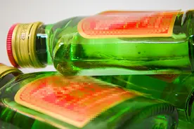 蛇酒变毒酒？泡在酒里的蛇，过了一年仍活着，这是咋回事？图片