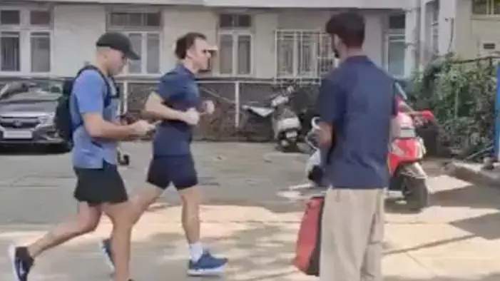 马克龙戴墨镜在孟买街头跑步