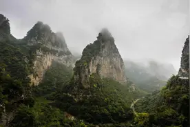 它被称为中国的猴山，“后羿射日”故事的发生地，济源五龙口景区图片