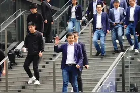 见过世面的中年男人，穿西服、衬衣都喜欢配牛仔裤，看雷军就知道图片