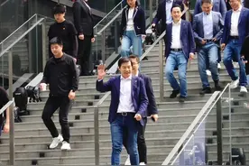 见过世面的中年男人，穿西服、衬衣都喜欢配牛仔裤，看雷军就知道图片