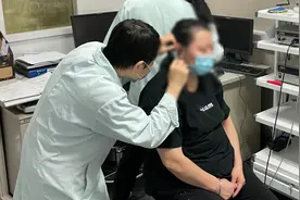 她左耳的伤真的是犯罪嫌疑人打的么？图片