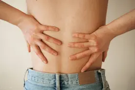 家长：年轻人怎么会腰疼？风湿科医生：这种腰疼专找年轻人图片