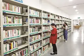 三明市图书馆为何给他专设书架？记者采访了这个人图片