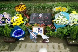 “空军英烈”余旭：中国首批歼-10女飞行员，墓前放着战机模型图片