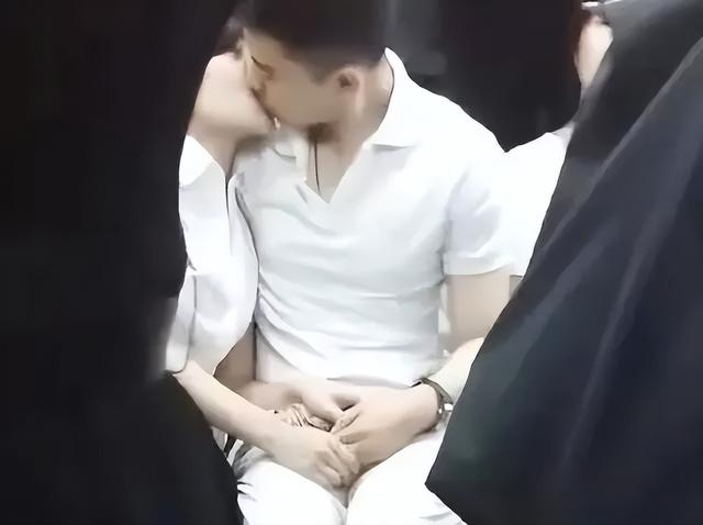 地铁内情侣激情热吻摸熊，女子沉醉闭着眼睛，网友：太辣眼了