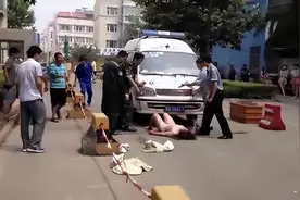 35岁高校女教师撞飞女孩，全裸躺地阻拦救护车女孩因此与世长辞！图片