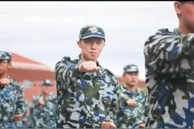 俗语“虎步当大官，鸭步土财主”，走路姿势能看出人的命运图片
