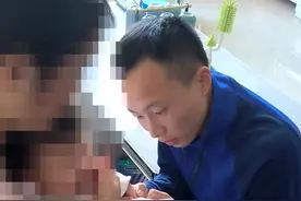 婴儿手指卡玩具摇铃 消防员“花式”哄娃助解困图片