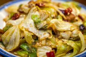 手撕包菜，先焯水还是直接炒？大厨教你关键1步，鲜香爽脆很入味图片