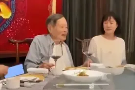 杨振宁再婚后得3次重病，翁帆18年的陪伴，让他奇迹苏醒延年益寿图片