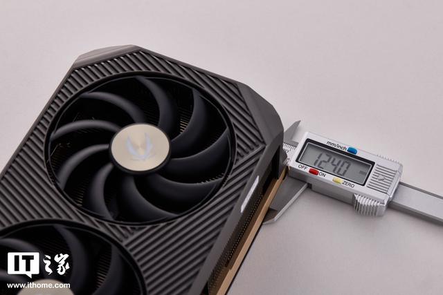 索泰RTX 5090 D v2 24GB SOLID OC显卡图赏：棱角风性能“硬汉”