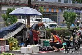 七旬大爷雨中卖蔬菜，一个转身兜里塞进958元钱，看发生了啥事图片