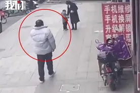浙江嘉兴一男子当街摔打男童，被路人抱摔制服图片