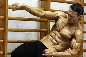 地球首低体脂率低至2.3%，健身锻炼30年，活生生的“干尸”标本图片