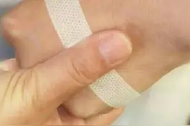 脑出血昏迷病人躁动，手脚乱动算是好事吗图片