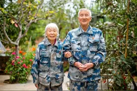 18年85岁老妇捐款1千万，银行吓得立刻报警，才知老人身份是老兵图片