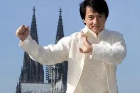 2013年成龙与亲哥安徽相认，对方一贫如洗，他有没有帮帮哥哥？图片