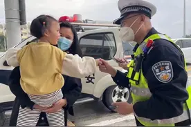女萌娃留短发只穿警服！宝妈求助民警，结局感人图片