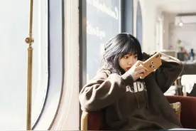 故事：心情不爽我无视美女搭讪，谁想她追到公司来，成我贴身助理图片