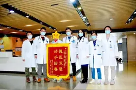 六旬阿姨昏迷一个月治疗半年，最终如愿参加儿子婚礼图片