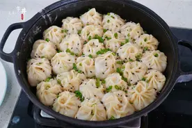 1叠饺子皮，半碗肉馅，教做“拇指生煎”，一口一个，简单好吃图片