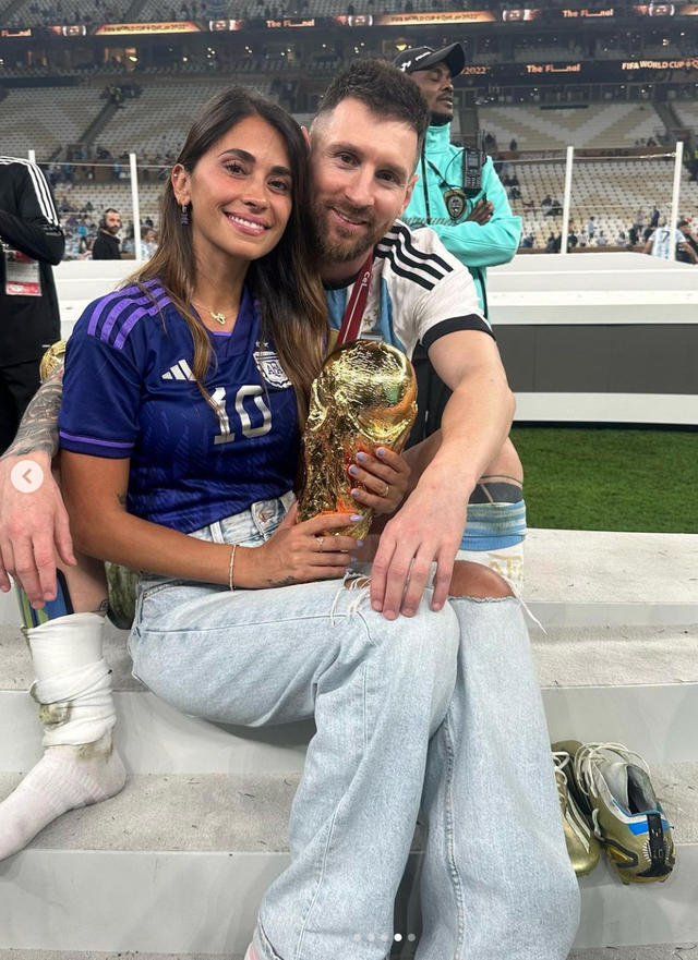 梅西妻子(梅西夺冠后与美丽妻子秀恩爱甜炸网友她让梅西一见钟情十年