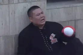 岳云鹏高温录节目身体抱恙，瘫坐路边满脸痛苦，大口喘粗气无人管图片