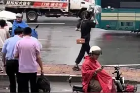 视障男子独自出行好心人一路守护，网友：这个世界虽然千疮百孔，但总有人在缝缝补补图片