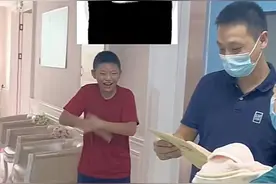 宠妹狂魔！小男孩得知妈妈二胎生了妹妹，开心蹦起在产房外“摇花手”：妹妹不会和我打架图片
