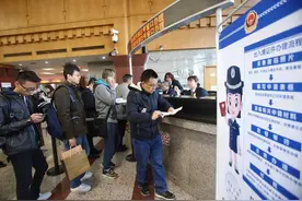 上海出入境办理火爆，港口集装箱却堆积如山，一多一少透露出问题图片