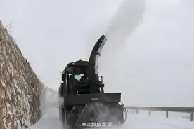 辛苦了！武警官兵破冰除雪保障道路畅通图片