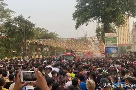 柬埔寨新年首日， 近30万人在金边塔仔山庆祝图片