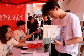 大庆市高校迎来首批报到新生图片