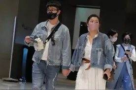 Selina与小男友穿情侣装现身黄子佼生日宴，两人十指紧扣爱得炽热图片