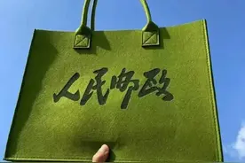 中国邮政卖包包了，设计好亮好绿图片