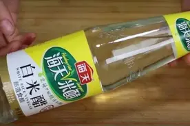 家里有白醋的留意了，只拿来调味太可惜，教你4个妙用，实用省钱图片
