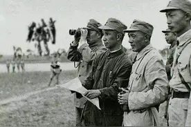 屡立奇功的兵王，带7人俘虏国军一个团，敌人羞愧跳河图片