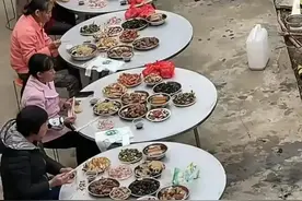 两年办了四回酒，办席只为收礼金，人少冷清成笑话，陋习不可学图片