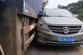 小型客车斗气别上重型货车！交警：别车者全责！图片