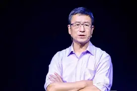 白岩松提问，北大教授坦言，农村养老金100多元，城乡差距有多大图片