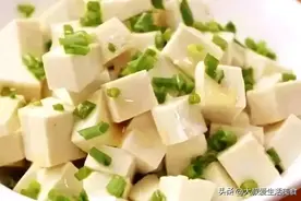小葱拌豆腐，要不要先焯水，技巧告诉你，葱香味浓郁，好吃又下饭图片